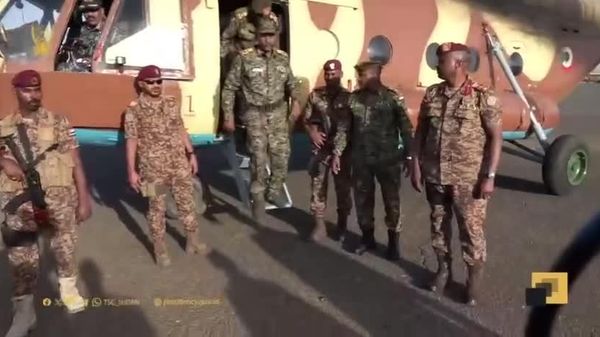 የሱዳኑ መሪ አል- ቡርሀን ከሁለት ዓመታት በኋላ ለመጀመሪያ ጊዜ ነፃ በወጣችው ካርቱም ሲገቡ ተንብርክከው መሬቱን ስመዋል - Sputnik አፍሪካ