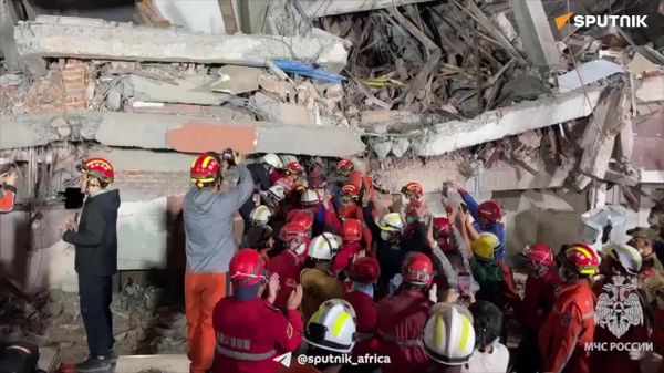 አስደናቂ የነፍስ አድን ሥራ፦ የሩሲያ የነፍስ አድን ቡድን በምያንማር የመሬት መንቀጥቀጥ ለ2 ቀናት ፍረስራሽ ውስጥ ተቀብራ የነበረችን አንዲት ሴት አዳኑ። - Sputnik አፍሪካ