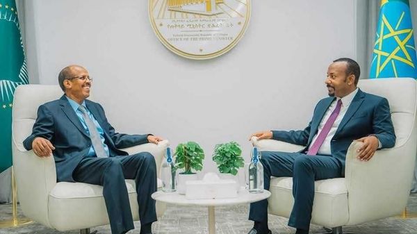 ጠቅላይ ሚኒስትር ዐቢይ አሕመድ ከአፍሪካ ኅብረት ኮሚሽን ሊቀመንበር ክቡር መሃሙድ አሊ ዩሱፍ ጋር ተገናኙ - Sputnik አፍሪካ