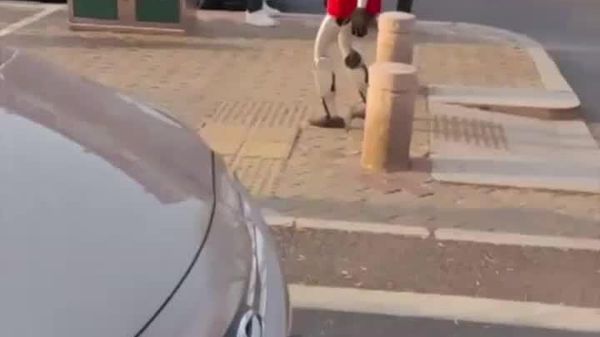 #Viral| በቻይና ሰው መሳል ሮቦት ለሰዎች ሰላምታ ሲሰጥ እና እጅ ሲጨብጥ የሚያሳይ ቪዲዮ በማሕበራዊ ሚዲያዎች ቫይራል ሆኗል - Sputnik አፍሪካ