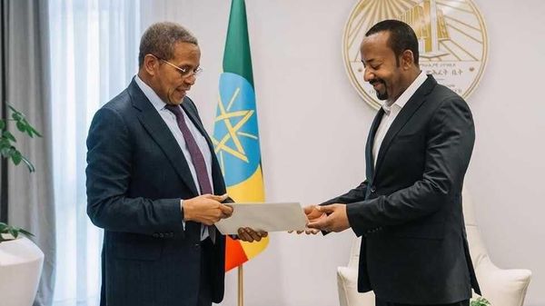 ጠቅላይ ሚኒስትር ዐቢይ አሕመድ ከታንዛኒያ ፕሬዝዳንት ሳሚያ ሱሉህ የተላከላቸውን መልዕክት ከፕሬዝዳንቷ ልዩ መልእክተኛ ጃካያ ሚሪሾ እጅ መቀበላቸውን በማህበራዊ ትሥሥር ገፃቸው አስታወቁ። - Sputnik አፍሪካ