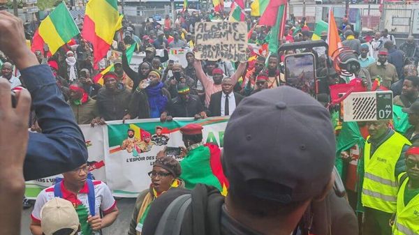 አልጄሪያ የማሊ ሰው አልባ አውሮፕላን ላይ የፈፀመችውን ጥቃት የሚኮንኑ የተቃውሞ ሰልፎች በፈረንሳይ እና በማሊ ተካሄዱ - Sputnik አፍሪካ