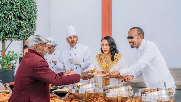 ጠቅላይ ሚኒስትር ዐቢይ አሕመድ እና ቀዳማዊት እመቤት ዝናሽ ታያቸው የትንሳኤ በዓል አስመልክተው ማዕድ አጋሩ - Sputnik አፍሪካ