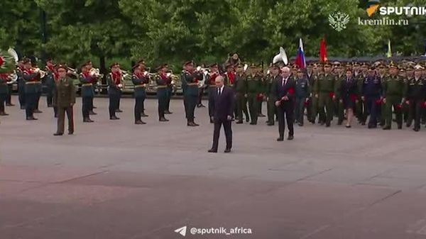 ፑቲን በትውስታ እና ሀዘን ቀን በማይታወቀው ወታደር መቃብር ላይ የአበባ ጉንጉን ማስቀመጣቸውን የስፑትኒክ ወኪል ዘገበ - Sputnik አፍሪካ
