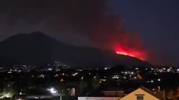 #viral| ፖምፔን ያስታወሰው እሳታ ጎመራ፦ የቬሱቪየስ ተራራ ፍንዳታ አስደናቂ የእሳት ትዕይንት አስመልክቷል - Sputnik አፍሪካ