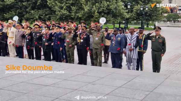 በስፓስካያ ታወር ፌስቲቫል የአፍሪካ ልዑካን ያልታወቀ ወታደር መታሰቢያ ሐውልት የአበባ ጉንጉን የማስቀመጥ ሥነ ሥርዓት ላይ ተሳትፈዋል - Sputnik አፍሪካ