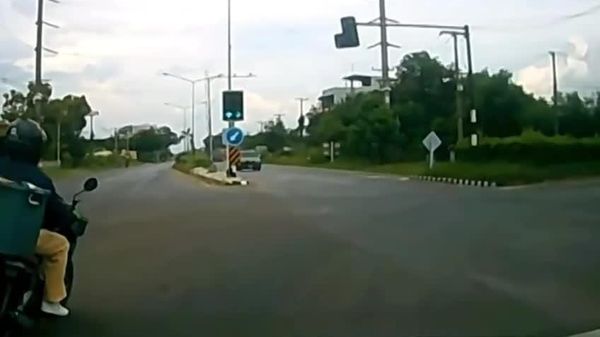 #viral | ትረፊ ያላት ነፍስ፦ ሞተረኛው የታይላንድ መልዕክተኛ ከአሰቃቂ የመኪና አደጋ ታምራዊ በሆነ መንገድ ተረፈ - Sputnik አፍሪካ