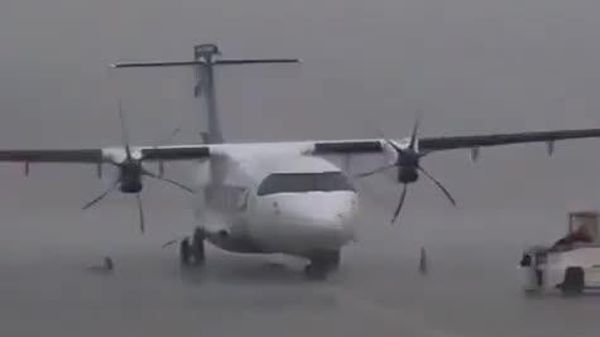 #viral | በፈረንሳይ ኮርሲካ 158 ኪሎ ሜትር በሠዓት ነፋስ፣ ካልቪ አየር ማረፊያ ውስጥ ቆሞ የነበረ አውሮፕላንን ሲያንቀሳቅስ ታይቷል - Sputnik አፍሪካ