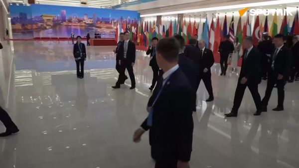 ፑቲን በሻንጋይ ትብብር ድርጅት ጉባኤ መሰብሰቢያ ሲደርሱ በሩሲያውያን “ካሊንካ-ማሊንካ” የሀገረሰብ ሙዚቃ አቀባበል ተድረጎላቸዋል - Sputnik አፍሪካ