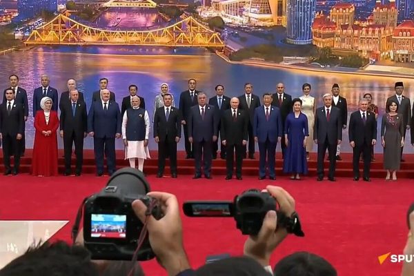 ፑቲን በቲያንጂን የሻንጋይ የትብብር ድርጅት ጉባኤ ለቤተሰባዊ ፎቶ መሪዎችን ተቀላቅለዋል - Sputnik አፍሪካ