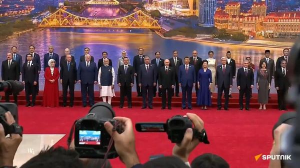 ፑቲን በቲያንጂን የሻንጋይ የትብብር ድርጅት ጉባኤ ለቤተሰባዊ ፎቶ መሪዎችን ተቀላቅለዋል - Sputnik አፍሪካ