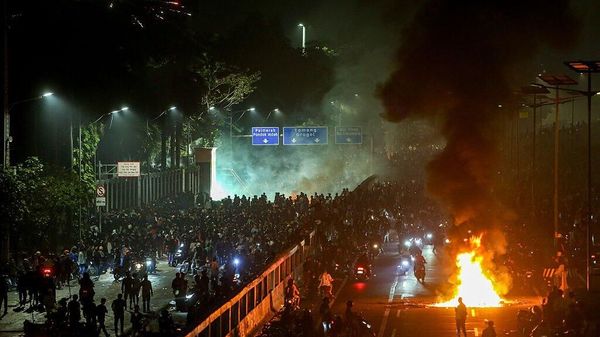 የኢንዶኔዥያ አመጽ ከብሪክስ እና ቻይና ጋር ያለውን ትብብር ለማደናቀፍ ያለመ የውጭ ጣልቃ ገብነት ሊሆን እንደሚችል ባለሙያ ተናገሩ - Sputnik አፍሪካ