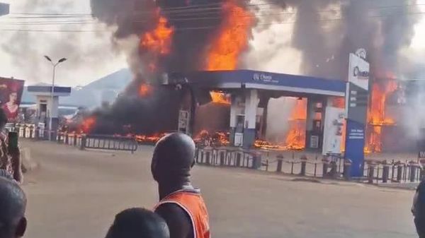 #viral | በናይጄሪያ የነዳጅ ማደያ ላይ የተነሳ ከባድ እሳት ሕንጻዎችን እና ተሽከርካሪዎችን አወደመ - Sputnik አፍሪካ
