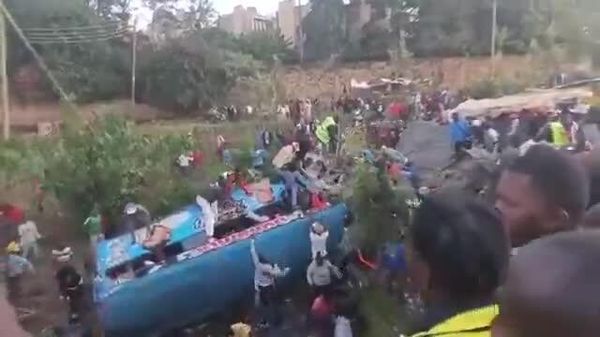 #viral | ኬንያ ውስጥ መንገደኞችን ያሳፈረ አውቶቢስ ወንዝ ውስጥ ወደቀ - Sputnik አፍሪካ