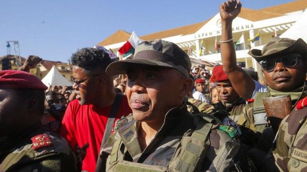 የማዳጋስካር መፈንቀለ መንግሥት መሪ ሚካኤል ራንድሪያኒሪና ራሳቸውን ገዜያዊ ፕሬዝዳንት አድርገው ሾሙ - Sputnik አፍሪካ