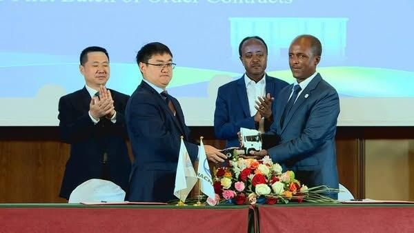 በኢትዮጵያ በፈሳሽ የተፈጥሮ ጋዝ የሚሠሩ ከባድ ተሽከርካሪዎች ለገበያ ቀረቡ - Sputnik አፍሪካ