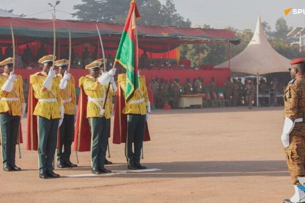 ካፒቴን ኢብራሂም ትራኦሬ ለቡርኪና ፋሶ ለአገሪቱ መከታ ለሆኑት ወታደሮች ምስጋና አቀረቡ - Sputnik አፍሪካ