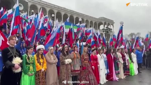 ከ3,500 በላይ ወጣቶች የሩሲያ 89 ክልሎችን ሰንደቅ ዓላማ ይዘው ሞስኮ ሰልፍ ወጡ - Sputnik አፍሪካ