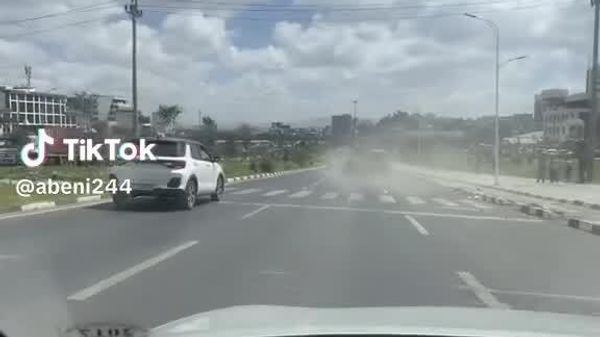 #viral ሥራው ካለቦታው የባረቀበት ግሬደር:- የመንገድ እና የመብራት መሠረተ ልማቶች ላይ መጠነኛ ጉዳት አድርሷል - Sputnik አፍሪካ
