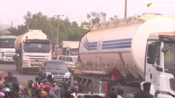 በተግባር የታየ አብሮነት፡ 1 ሺህ 400 ኪሎ ሜትሮችን አቋርጠው ማሊ የደረሱት የኒጀር የነዳጅ ታንከሮች - Sputnik አፍሪካ