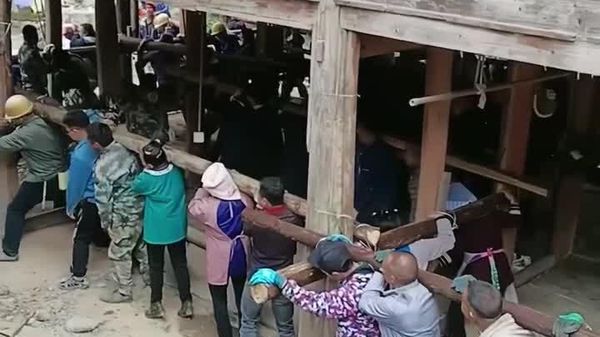 #viral | ቻይና ውስጥ ከ200 በላይ መንደርተኞች 6 ቶን ክብደት ያለውን የእንጨት ቤት አንስቶ ለማንቀሳቅስ አብረው ታይተዋል - Sputnik አፍሪካ
