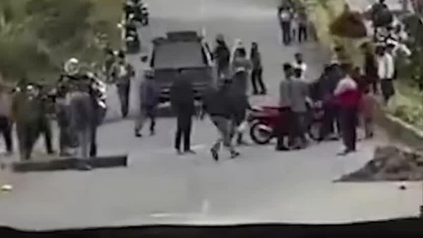 #viral | ኢንዶኔዢያ ውስጥ የጣለው ከባድ ዝናብ ያስከተለው የመሬት መንሸራተት አውራ ጎዳናን ውጧል - Sputnik አፍሪካ
