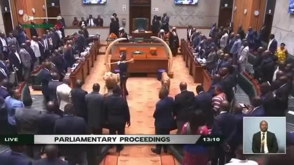 #viral | የዛምቢያ ብሔራዊ ምክር ቤት አፈ-ጉባኤ ፓርላማው ዋና ዋና የሕገ-መንግሥት ማሻሻያዎችን ማፅደቁን ተከትሎ ሲደንሱ ታይተዋል - Sputnik አፍሪካ