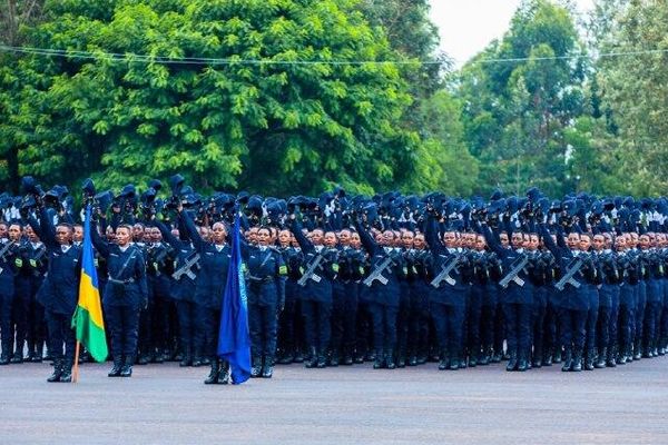 የሩዋንዳ ብሔራዊ ፖሊስ ሥነ-ምግባርና ታታሪነት ላይ አፅዕኖት በመስጠት 1 ሺህ 903 ሠልጣኞችን አስመረቀ - Sputnik አፍሪካ