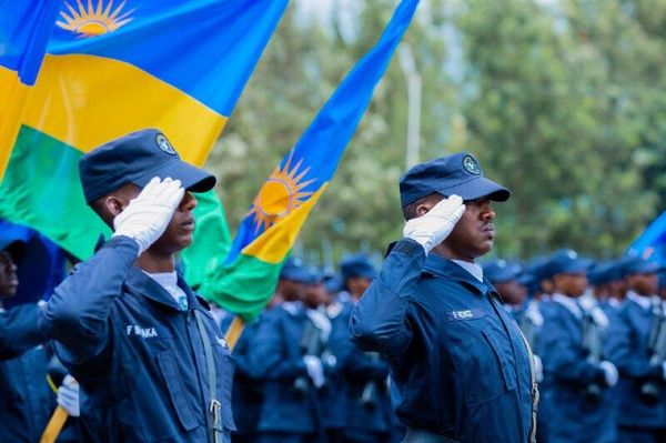 የሩዋንዳ ብሔራዊ ፖሊስ ሥነ-ምግባርና ታታሪነት ላይ አፅዕኖት በመስጠት 1 ሺህ 903 ሠልጣኞችን አስመረቀ - Sputnik አፍሪካ