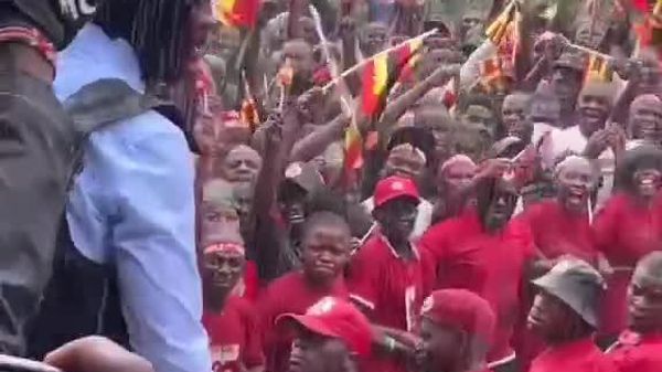 #viral | ዝናብ አይበግሬው የኡጋንዳ ፖለቲከኛ - Sputnik አፍሪካ