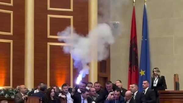 #viral | ተቃዋሚዎች በአልባኒያ ፓርላማ ርችት የታከለበት አመፅ ቀሰቀሱ - Sputnik አፍሪካ