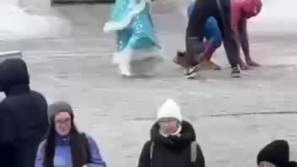 #viral | ለጎርጎሮሳውያኑ አዲስ ዓመት ቀናት ሲቀሩት የታየው የስኖው ሜይደን፣ አይጥ እና ስፓይደር ማን በሩሲያ የካዛን ጎዳናዎች ፍልሚያ - Sputnik አፍሪካ