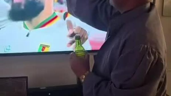 #viral | ካሜሩናዊ ደጋፊ ቡድኑ የአፍሪካ ዋንጫና ድል እንዲቀናው በቴሌቪዥን ያደረገው ምርቃት መነጋገሪያ ሆነ - Sputnik አፍሪካ