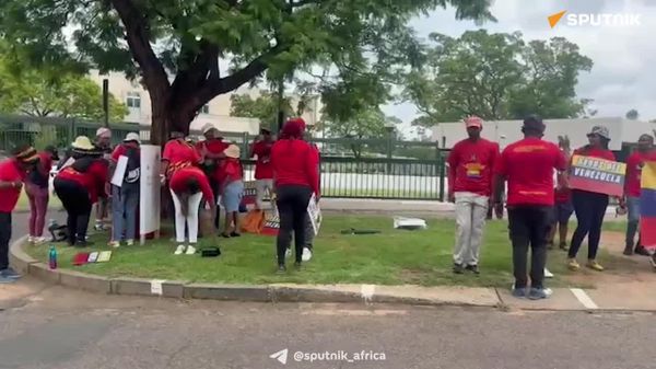 አሜሪካ በቬንዙዌላ ላይ የፈጸመችውን ጥቃትና የማዱሮን መታፈን በመቃወም በፕሪቶሪያ የአሜሪካ ኤምባሲ ፊት ለፊት ሰልፍ ተካሄደ - Sputnik አፍሪካ