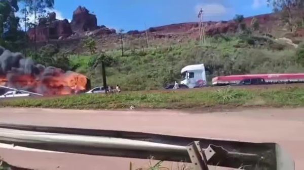 #viral | የእሳት እራት የሆነው ተሽከርካሪ፦ በብራዚል አውራ ጎዳና ላይ አንድ የቱሪስት አውቶቡስ በድንገት በእሳት ተቃጣጠለ - Sputnik አፍሪካ