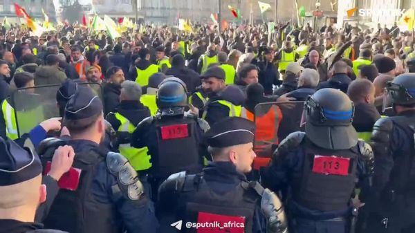 በአንድነት በመተባበር ትግላችንን እናጠናክር - በሰሜን እና ምስራቅ ሶሪያ ለሚገኙ ኩርዶች በፓሪስ የድጋፍ ሰልፍ ተካሄደ - Sputnik አፍሪካ