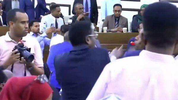 በሶማሊያ ምክር ቤት አንድ ሚኒስትር ከፓርላማ አባል ጋር ቡጢ ገጠሙ - Sputnik አፍሪካ