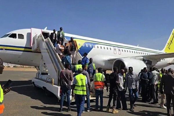 የካርቱም አውሮፕላን ማረፊያ የሱዳን የእርስ በርስ ጦርነት ከተቀሰቀሰ ወዲህ ሁለተኛውን የንግድ በረራ አስተናገደ - Sputnik አፍሪካ