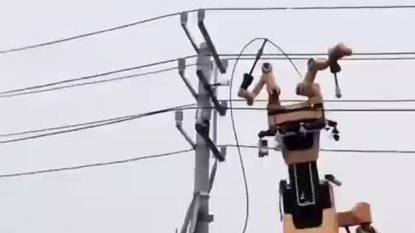 #viral | በኮረንቲ መያዝ ቀረ፦ የቻይናው ባለሁለት እጅ ሮቦት አደገኛ የኤሌክትሪክ መስመሮችን በቀላሉ ሲጠግን ተመልከቱ - Sputnik አፍሪካ