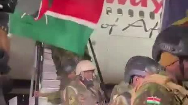 #viral | ልብ የሚነካ ቅጽበት፦ ኬንያዊ የፖሊስ መኮንን ወደ ሀገሩ ሲመለስ ተንበርክኮ ጸለየ - Sputnik አፍሪካ