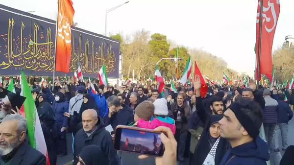በኢራን አዲስ ሉዓላዊ መሪ መመረጥን ለመደገፍ በሺዎች የሚቆጠሩ ሰዎች በቴህራን ጎዳናዎች ሰልፍ ወጡ - Sputnik አፍሪካ