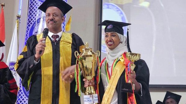 በመደወላቡ ዩኒቨርሲቲ ታሪክ ከፍተኛ ነጥብ በማምጣት የሁለት ዋንጫዎችና የወርቅ ሜዳሊያ ተሸላሚ የሆነችውን ወጣት ይተዋወቁ - Sputnik አፍሪካ