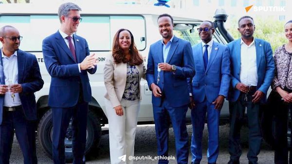የጤና ሚኒስቴር ለስድስት ክልሎች 12 ተንቀሳቃሽ ክሊኒኮችና አምቡላንሶችን አበረከተ - Sputnik አፍሪካ
