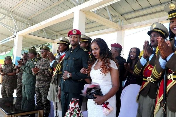 ሰርግ እና ምረቃት ሲገጥም - በአንድ ጀንበር ድርብ ተልዕኮ የተቀበለው ጀማሪ መኮንን ሰርግ እና ምረቃት ሲገጥም - በአንድ ጀንበር ድርብ ተልዕኮ የተቀበለው ጀማሪ መኮንን - Sputnik አፍሪካ