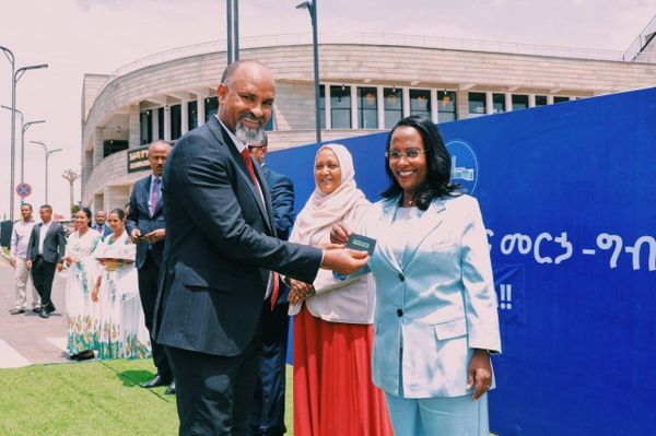 በ2018 በጀት ዓመት የላቀ አፈጻጸም ያሳዩ የአዲስ አበባ ከተማ ተቋማት ዘመናዊ መኪኖችን ተሸለሙ - Sputnik አፍሪካ
