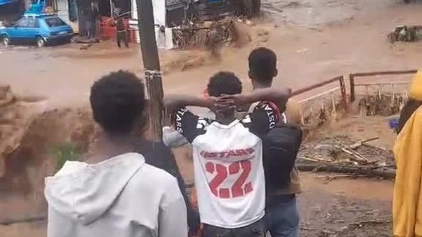 በአዲስ አበባ አንድ ግለሰብ በጎርፍ ሲወሰድ ያሳያል የተባለ ቪዲዮ - Sputnik አፍሪካ