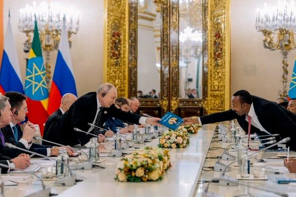 ጠቅላይ ሚኒስትር ዐቢይ አሕመድ የመደመር መጽሐፋቸውን የሩሲያኛ ዕትም ለፕሬዝዳንት ፑቲን በስጦታ አበረከቱ - Sputnik አፍሪካ